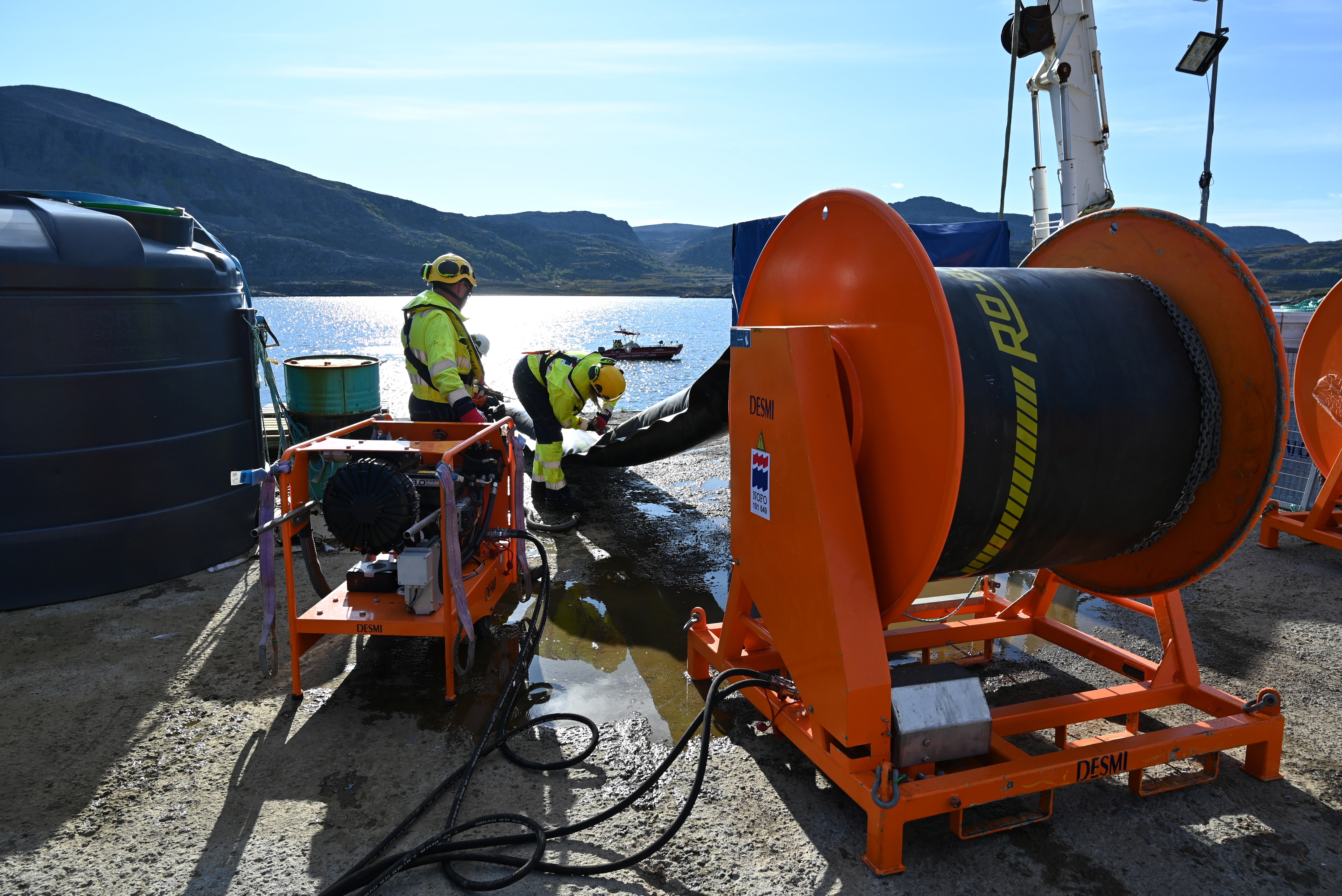 Hammerfest 2. - 5. september 2024 ble det gjennomf&oslash;rt en regional &oslash;velse innenfor akutt forurensning (oljevern) for IUA Vest-Finnmark og IUA Midt-Finnmark. I tillegg til mannskaper og utstyr fra de to IUA-ene, deltok ogs&aring; personell med utstyr fra NOFO og Kystverket.